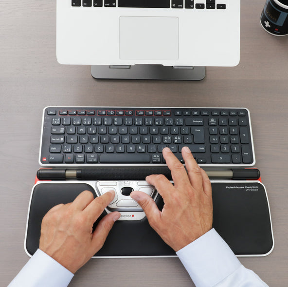 Man using the ergonomic centred mouse RollerMouse Red at his home office